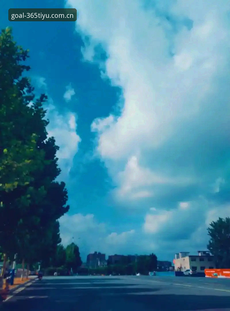 黑泽汀练习场边的早餐摊，我碰见一位常年在女子中巡跟组的摄影师。他咬了口三明治，说了句大实话：“这周门票卖得比预期快两成，很多人就是冲着科达能不能把三连冠这口气给续上。”我想了想，这话确实点到了KPMG女子PGA锦标赛开赛前最核心的悬念。从体育足球官网下载CN站的赛事日历上看，本周的焦点战早已标注清楚，但真正让圈内人兴奋的，是内莉·科达那杆铁杆的状态——她在美国女子公开赛决赛轮的精准度，用同组球员的话说，“像是带着尺子在打球”。